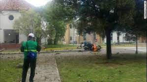 Ayer, hacia las 6:30 de la tarde, la explosión de un carro bomba con cien kilos de dinamita y metralla en una congestionada zona comercial del centro, calle 16 con carrera 9. Explota Un Coche Bomba En Una Escuela De Policia De Bogota Cnn Video