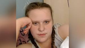 Carcharu dyn am ladd ei chwaer fach ar faes carafanau