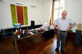 Hier finden sie einen überblick über alle meldungen und informationen zum deutschen politiker. Der Baden Wurttembergische Ministerprasident Winfried Kretschmann Tragt Am Freitag Eine Umzugskiste Aus Dem Staatsministerium In Stuttgart Auch Seine Frau Gerlinde Kretschmann Packt Mit An Wegen Renovierungsarbeiten Muss Die Landesregierung In Das