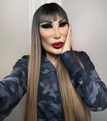 Beautiful actress goes viral after pal persuaded her to 'upgrade' looks  with filler & BBLs, but left her unrecognisable