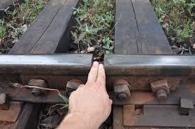 Kereta api barangan angkut (kba) adalah sangat ekonomi jika barang diangkut secara pukal pada jarak yang jauh. Mengapakah Terdapat Ruang Kecil Di Antara Landasan Kereta Api