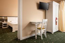 A prezenta cuiva o mâncare ca să ia din ea, a trata pe cineva cu ceva; Pensiunea Hora Cu Brazi ZÄƒrnesti Updated 2021 Prices