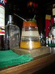 Infatti il banco arriva direttamente da new york city, e apparteneva ad uno dei bar del knickerbocker hotel un posto storico per chi svolge la professione del barman o per chi è appassionato di martini cocktail, è in questo bar che una delle leggende. Tre Cocktail In Uno Bild Von Nottingham Forest Cocktail Bar Mailand Tripadvisor