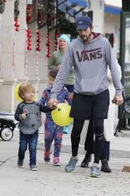 1 von 10 1 von 10. Familienausflug Ashton Kutcher Und Mila Mit Kids Unterwegs Promiflash De