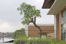 Bahkan, anda bisa menentukan sendiri model pagar lantai atas minimalis yang diminati yang tentunya akan menjadikan kediaman terasa lebih hidup dan tidak monoton. 12 Desain Balkon Keren Untuk Rumah Mewah Anda Arsitag