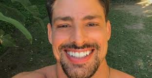 Nesse vídeo vou falar de #beijogrego também conhecido como #beijonocu né. Caua Reymond Fica Chocado Ao Descobrir O Significado De Beijo Grego Em Programa De Tv