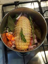 È un arrosto a base di carne bianca di pollo, facile e veloce da preparare. Rolle Di Pollo In Casseruola Ricetta Arrosto Facile Danicucina