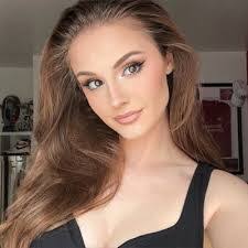 Elizabeth Bate's Instagram, Twitter & Facebook