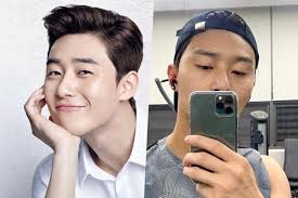 Iu and park seo joon with the whole cast of 'dream' photo credit: Park Seo Joon Bulks Up For His Soccer Player Role In Upcoming Film With Iu Soompi