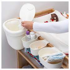 On dois faire un trou pour la achocher au table a langer.3. Onsklig Corbeilles Table A Langer Lot De 4 Blanc Ikea