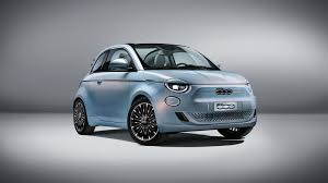 Sedili blu dedicati con monogramma fiat. The Fiat 500 Is Back And It S All Electric This Time Around
