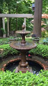 Tbt To This Beauty The Williamsburg Pineapple Fountain Is One Our Favourite Waterfeatures Landscapedesign In 2020 Brunnen Garten Aussenbrunnen Wasserfall Garten