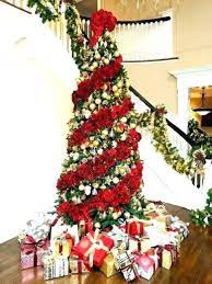 Small but chic christmas tree with red and gold decorations. 42 Amazing Red And Gold Christmas Decor Ideas Digsdigs