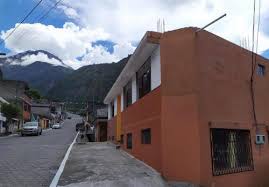 Su entorno es único, rodeado de montañas, 70 cascadas y agua termal. Casa Vacacional En Banos De Agua Santa In Ecuador
