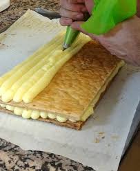 Pour Vos Mille Feuilles Eclairs Et Religieuses Voici Une Recette Pas A Pas Pour Ne Pas Rater Votre Patissiere Recette Creme Patissiere Cuisine Et Boissons