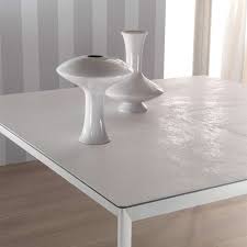 La table carrée est, quant à elle, très tendance, avec ses lignes hautes et géométriques : Table Carree Extensible En Ceramique Et Pieds En Metal Cocoon 4 Pieds Com