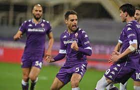 I viola partono con grande grinta, i primi dieci minuti si giocano nella metà campo avversaria. Fiorentina Crotone 2 1 Tre Punti D Oro I Viola Respirano
