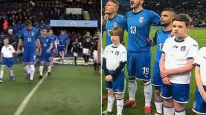 Traducir insigne significado insigne traducción de insigne sinónimos de información sobre insigne en el diccionario y enciclopedia en línea gratuito. Lorenzo Insigne Always Stands Next To The Tallest Mascot And People Have A Theory Sportbible