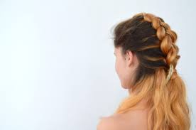 E chi l'ha detto che il semiraccolto può essere realizzato solo su chi ha i capelli lunghi? Semiraccolto 5 Acconciature Da Copiare Deabyday