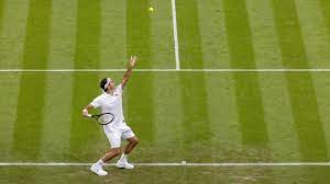 Federer, que disputaba el quinto partido de su temporada tras la ausencia de las pistas del año pasado por las lesiones, demostró que camino de los 40 años todavía tiene capacidad de sufrir e implicarse. Federer Sobrevive A Una Dura Prueba Y Esta De Regreso En Wimbledon Atp Tour Tenis