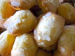 Recette De Madeleines Aux Amandes La Recette Facile Recette Madeleines Aux Amandes Recette Madeleine Madeleine