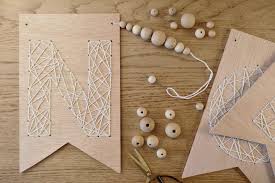 Chandelier, sapins, rond de serviette sapin, porte nom bonhomme de neige. Diy Une Guirlande De Noel En Bois Brode Be Frenchie