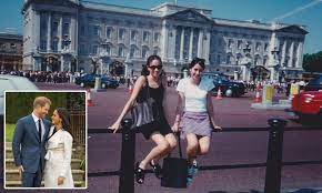 Meghan and her friend were awaiting a tour when someone took a picture of them sitting by the rails outside the palace. Meghan Markle Posed Outside Buckingham Palace Aged 15 Daily Mail Online