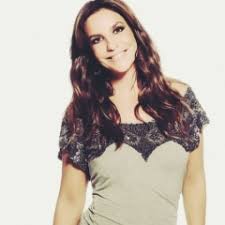 Ivete sangalo totaliza mais de 300 canções, já vendeu mais de 18 milhões de cópias e recebeu mais de 150 prêmios nacionais e internacionais, como o grammy la. Ivete Sangalo Biografia Vagalume