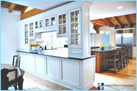 Mutfak tezgah arası 3 boyutlu cam paneller. Mutfak Ve Oturma Odasi Fotograf Arasindaki Bolum