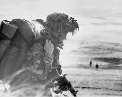 Soldiers with special air service shoulder flashes stand on parade in london, beneath leafless trees, as they are inspected by french army officers, led by general de gaulle. Falklands War 21 May 1982 A British Paratrooper Of Second Battalion Parachute Regiment 2para Heads South For Sussex Mountain From There The Battalion Attacked Goose Green 748 X 601 Militaryporn