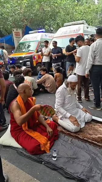 Ye asli hindustan mulla pandit ek saath bethe huye.. #hindu #muslim #humanity #india #viralvideos