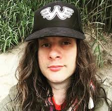 Kurt Vile knows how to fly in Texas !  https://waylonshop.com/collections/accessories/products/waylon-jennings-flying-w-trucker-hat-black?variant=296447387