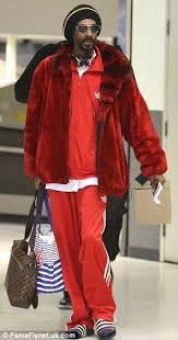 Snoop Dogg Feat Dr Dre Smoke Weed Everyday Original Snoop Dogg Arrives In La Wearing Red Fur Coat Red Fur Hip Hop Outfits Snoop Dogg