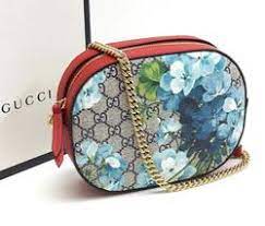 Rent gucci bag and other designer purses from luxury fashion rentals. Gucci Gg Supreme Monogram Blooms Print Mini Chain Bag The Plush Posh