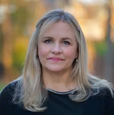 Kristen Couch's Instagram, Twitter & Facebook