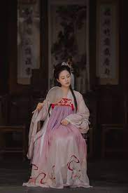 粉墨墙头青草碧 玉石只座堂前客 黛瓦扶门一树