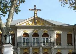 Gigi becali a revenit pe micile ecrane cu un interviu din inchisoare, in direct, realizat prin intermediul avocatei sale, in care a spus ca palatul pe care il detine langa piata victoriei va fi transformat in palatul dreptatii. De InÄƒlÅ£area Sfintei Cruci Gigi Becali Si A Urcat Crucea Pe Palatul Din Aleea Alexandru