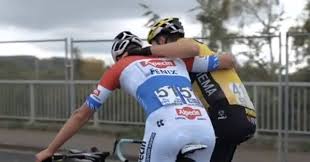 When wout van aert, mathieu van der poel, and kasper asgreen hit the bottom of the final ascent of the oude kwaremont on sunday, few were expecting the dane to last the longest. Rivalen Van Der Poel En Van Aert Omhelsden Elkaar Na De Finish Ik Denk Dat Jij Wint Wielrennen Ad Nl
