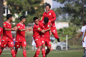 Pelatih persija jakarta, sudirman beserta pemain persija jakarta, marc klok di sesi konferensi pers jelang laga melawan persib bandung. Persija U 20 Menang Telak Atas Tira Persikabo U 20 Persija