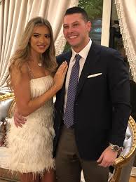 ابوك وهو بالحجر الصحي عند جزمتي فضل يتركك ويترك امك وحتى علاجه ويجي يعيش يتغذى على تراب جزمتي ويموت تحتها ويتدفن تحتها تجي تزوره تكتشف حاطه فوق قبره البوت هذا عشان هذه وصية المرحوم المغفور له باذن جزمتي فما قدامك غير انك تتضرع عند البوت عشان. Ø¨Ø§Ù„ØµÙˆØ± Ù‡Ø§Ù†ÙŠ Ø´Ø§ÙƒØ± ÙŠØ­ØªÙÙ„ Ø¨Ø®Ø·ÙˆØ¨Ø© Ù†Ø¬Ù„Ù‡ Ø´Ø±ÙŠÙ Ù„Ù„Ù…Ø±Ø© Ø§Ù„Ø«Ø§Ù†ÙŠØ© Ù…Ø¬Ù„Ø© Ù‡ÙŠ