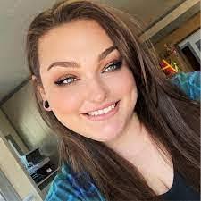 Hollie Stover's Instagram, Twitter & Facebook