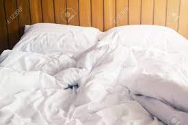 1 eine decke zum zudecken im bett. Weisses Kissen Und Decke Mit Falten Unordentlich Auf Dem Bett Im Schlafzimmer Mit Beleuchtung Oben Links Vom Schlafen In Einem Langen Nacht Winter Lizenzfreie Fotos Bilder Und Stock Fotografie Image 86180969