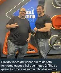 Duvido vocês adivinhar quem da foto tem uma esposa fiel que meteu 2 filhos  e quem é corno e assumiu filho dos outros. 