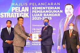 Tun dr mahathir mohamad berkata majlis amanah rakyat (mara) akan diletakkan di bawah kementerian pembangunan luar bandar berbanding cadangan awal untuk meletakkannya di bawah beberapa kementerian. Dr Latiff Lancar Pelan Strategik Kementerian Pembangunan Luar Bandar 2021 2025 The Malaya Post