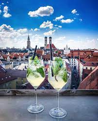 Traumaussicht aus der m'uniqo bar im andaz hotel in münchen, der mit 48,5 meter höchsten rooftopbar der stadt. 9 Epic Rooftop Bars In Munich You Need To Visit This Summer Germany Vacation Munich Travel European Vacation