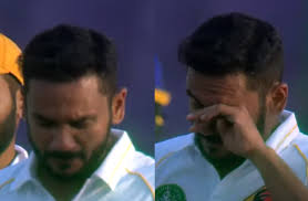 Tabish khan got 5 wickets in 1st match of quaid e azam trophy 2020 | cricket lovers pk tabish khan getting emotional after taking his 38th five wicket haul in first class cricket. In Remembrance Of Late Father Tabish Khan Breaks Down In Tears After Taking Fifer