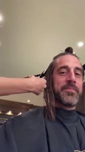 🏈 Aaron Rodgers, #peakyblinders cut!!! ✂️... Peaky Rodgers! 😜 by  @Lindseyneavitt901 at , @ninezeroone 👊🏼💥