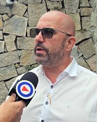 Asfalto tem, falta ação”. Lembrando a frase de campanha do por enquanto  prefeito municipal, que na sua primeira eleição dizia que “dinheiro tem,  falta gestão”, moradores da Estrada dos Pinheiros, no Parque