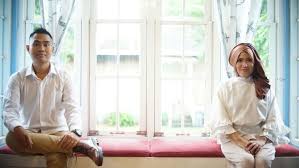 Foto prewedding di pantai menjadi salah satu konsep yang paling banyak digunakan oleh para calon pasangan tiap tahun. 30 Foto Prewedding Hijab Casual Indoor Outdoor Modern