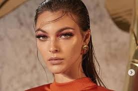 Her star is truly on the rise and this month, she is the star of campaigns from bottega veneta, alberta ferretti, givenchy and alexander mcqueen to zara. Ladri In Casa Della Top Model Bresciana Vittoria Ceretti Giornale Di Brescia